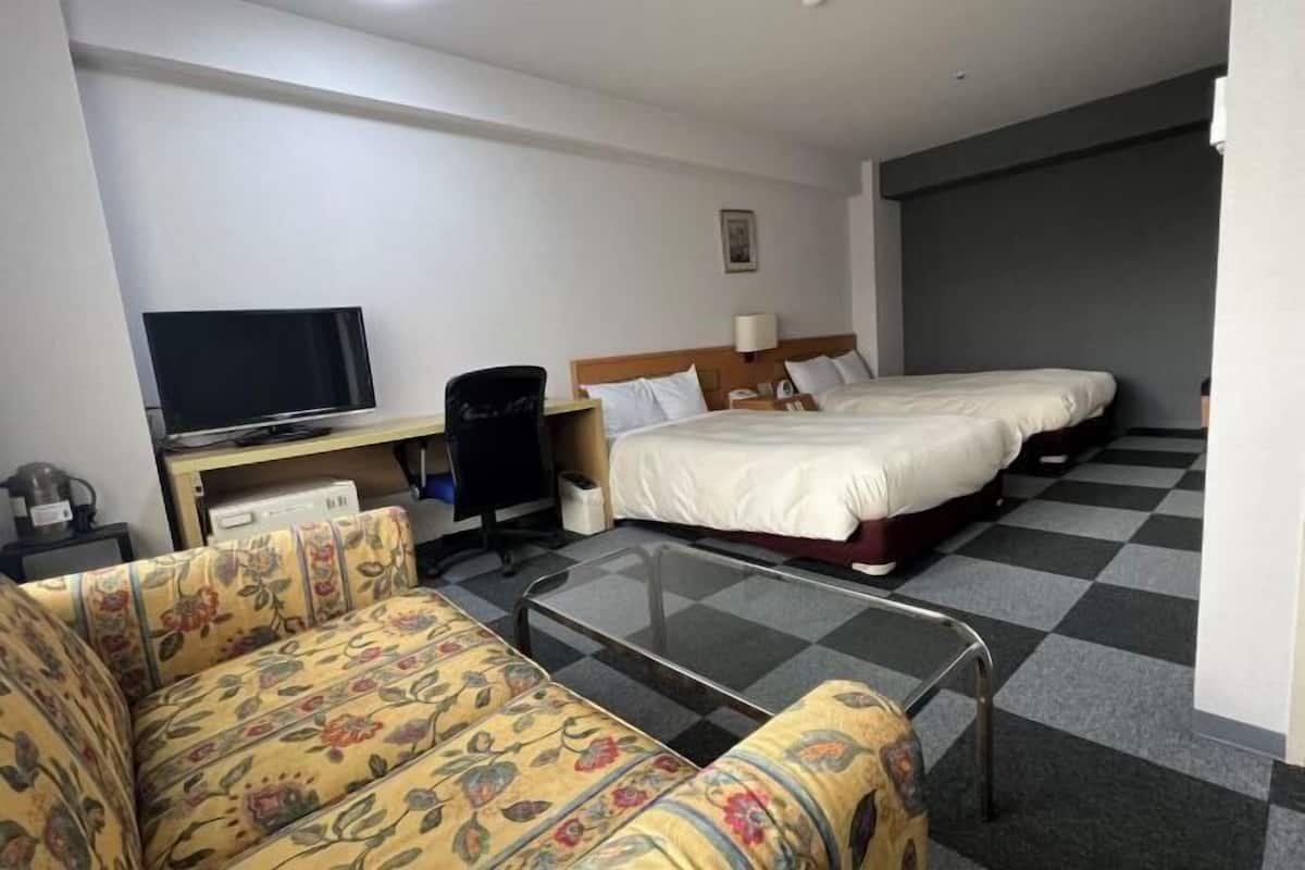 Escritorio, tabla de planchar con plancha, wifi gratis y ropa de cama