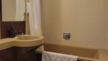 Combined shower/bathtub, free toiletries, hair dryer, slippers