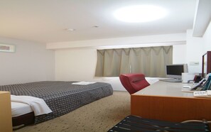 Escritorio, tabla de planchar con plancha, wifi gratis y ropa de cama