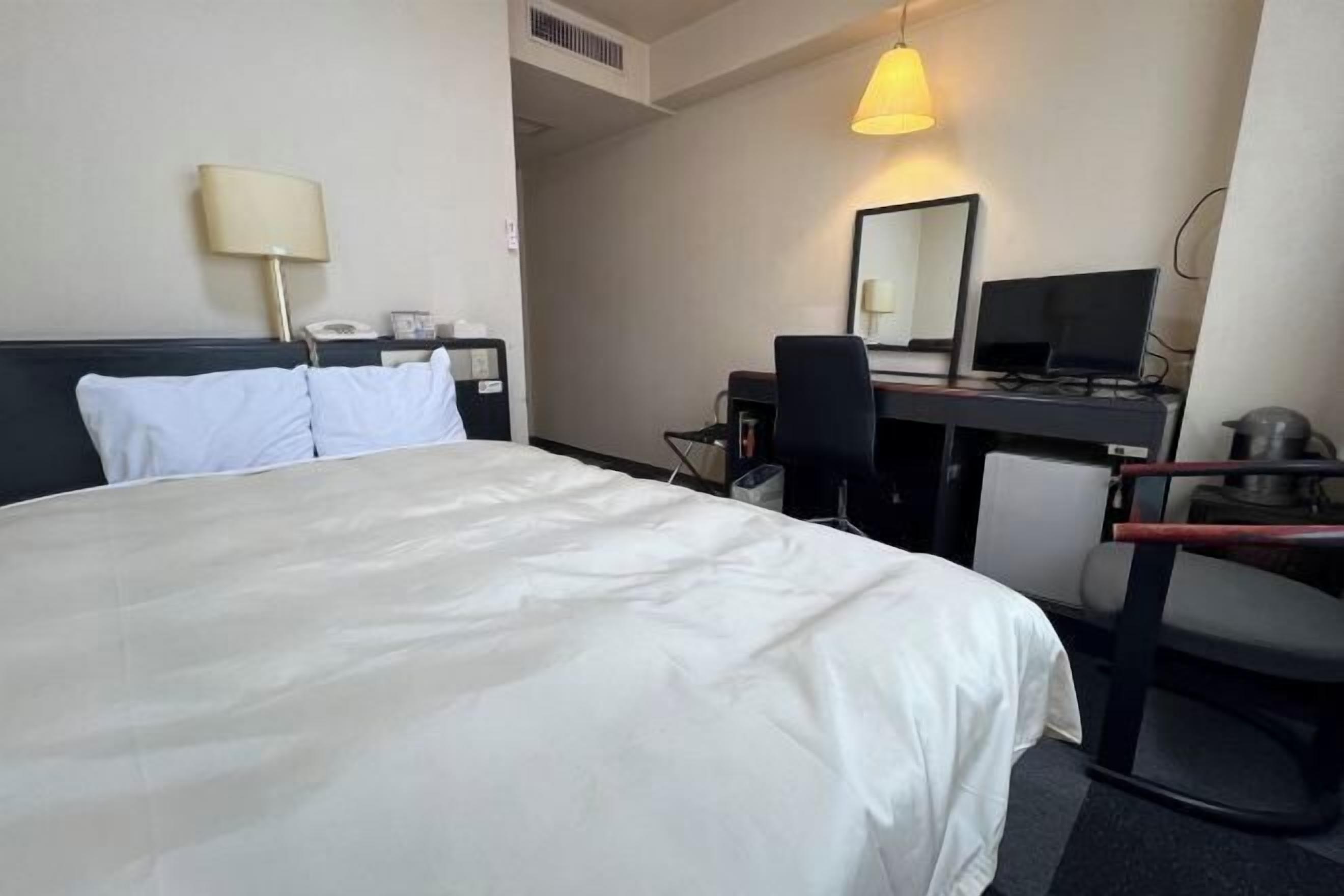 Escritorio, tabla de planchar con plancha, wifi gratis y ropa de cama 