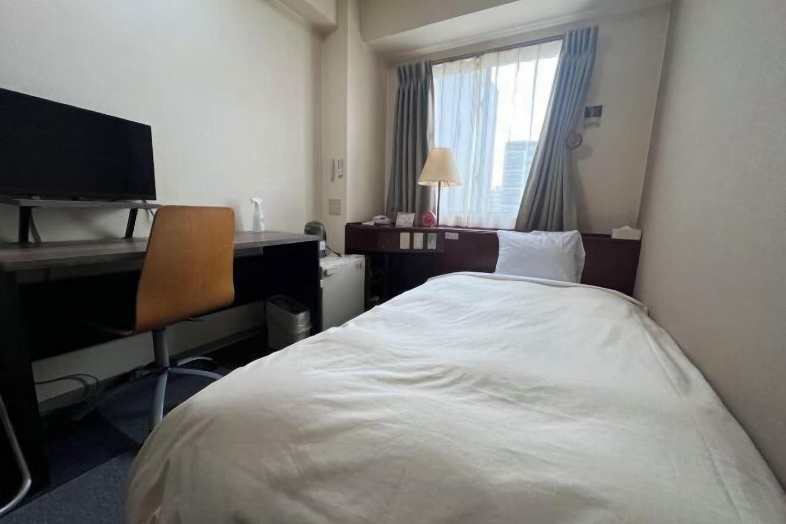 Escritorio, tabla de planchar con plancha, wifi gratis y ropa de cama 