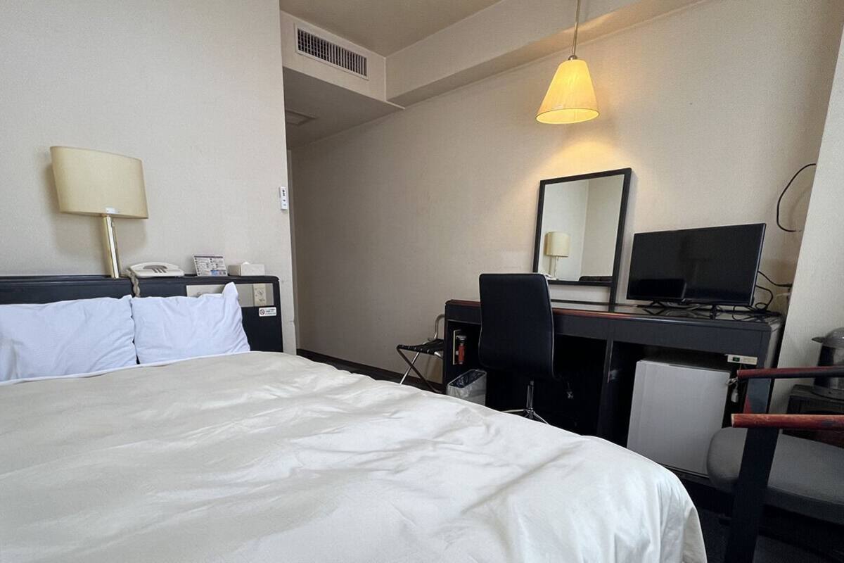 Escritorio, tabla de planchar con plancha, wifi gratis y ropa de cama