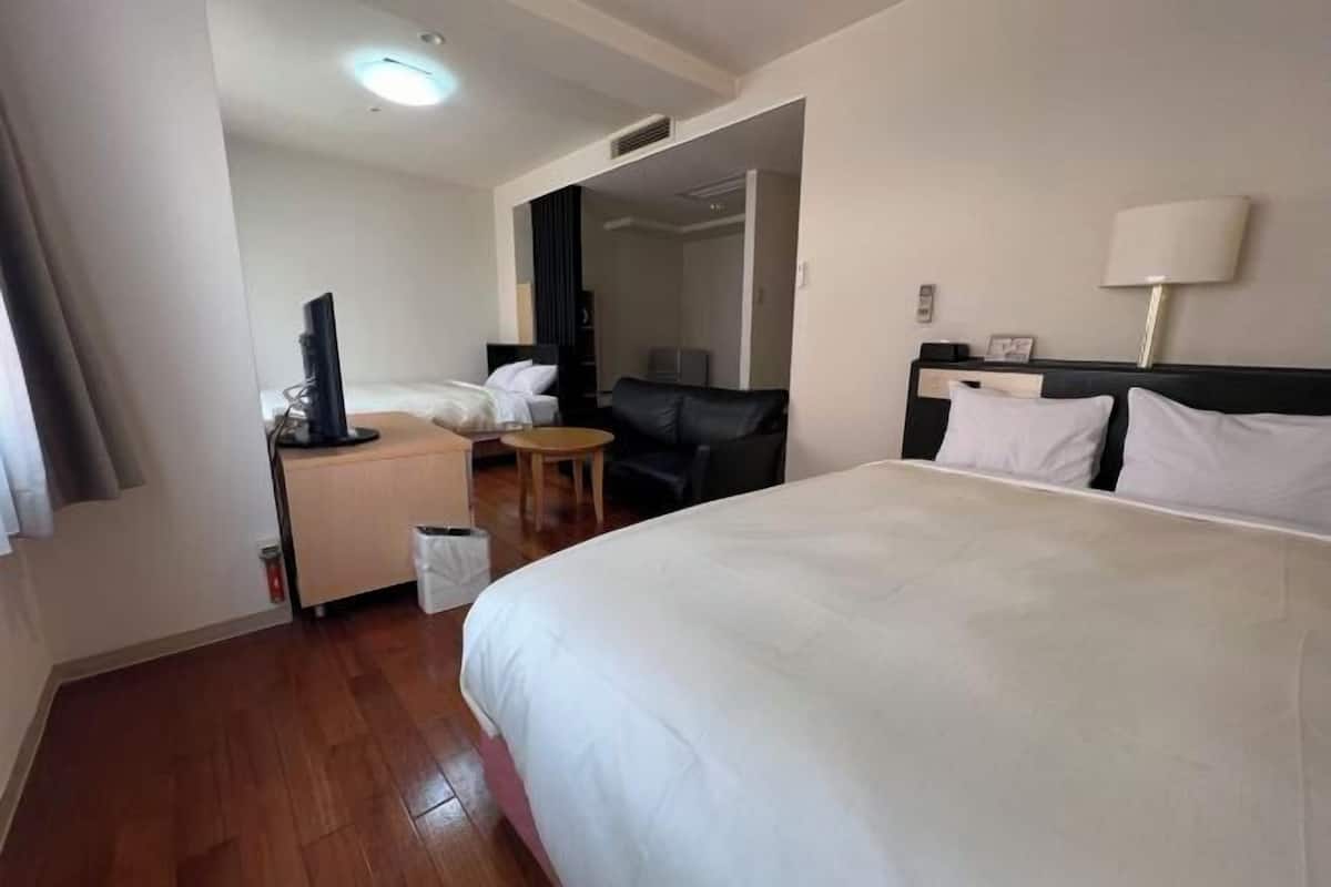 Escritorio, tabla de planchar con plancha, wifi gratis y ropa de cama