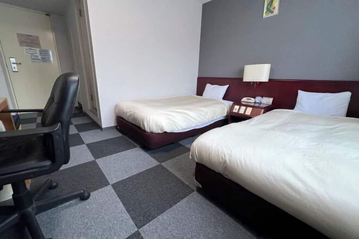 Escritorio, tabla de planchar con plancha, wifi gratis y ropa de cama