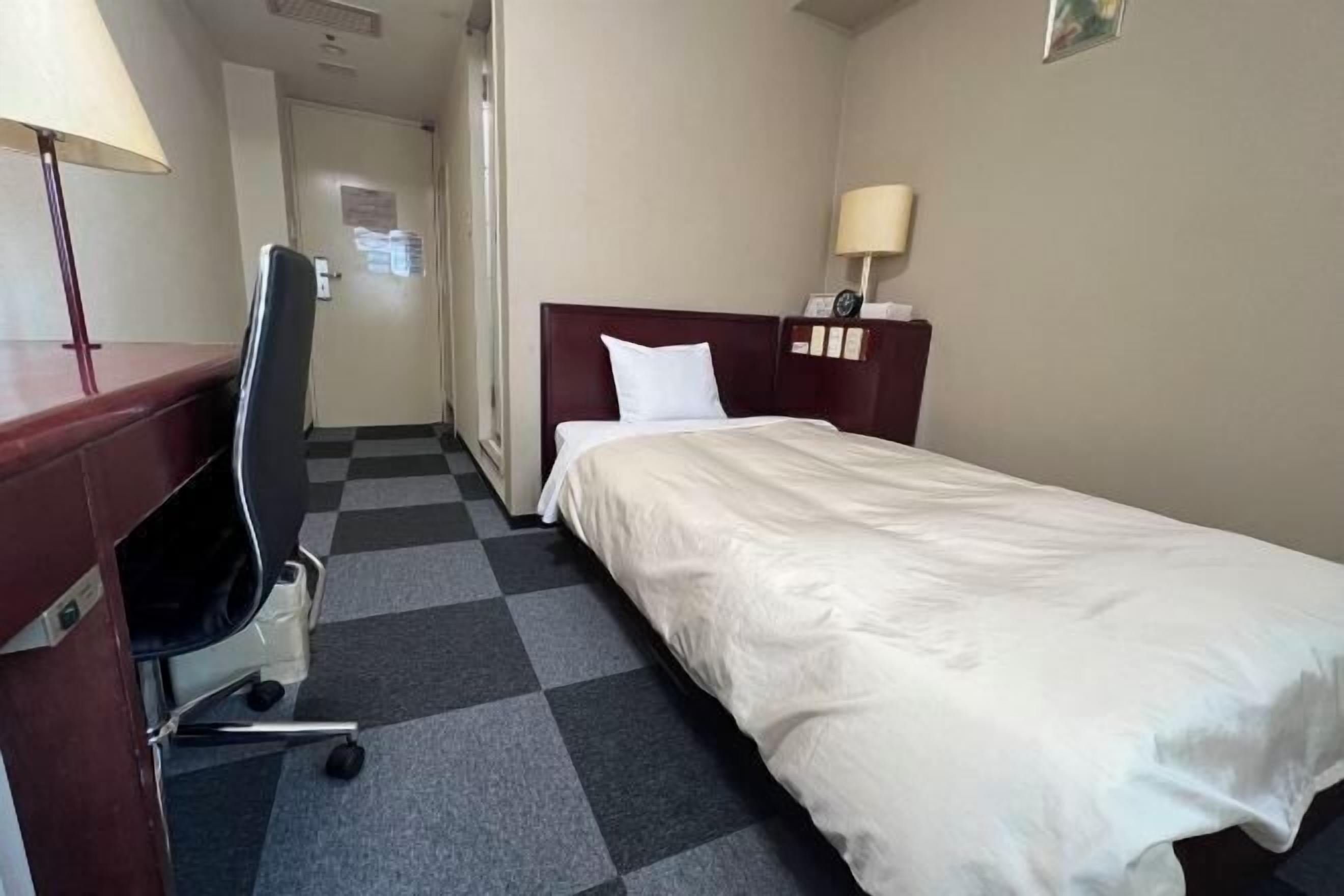 Escritorio, tabla de planchar con plancha, wifi gratis y ropa de cama 