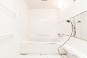 Bañera con ducha, artículos de tocador gratuitos, secador de pelo