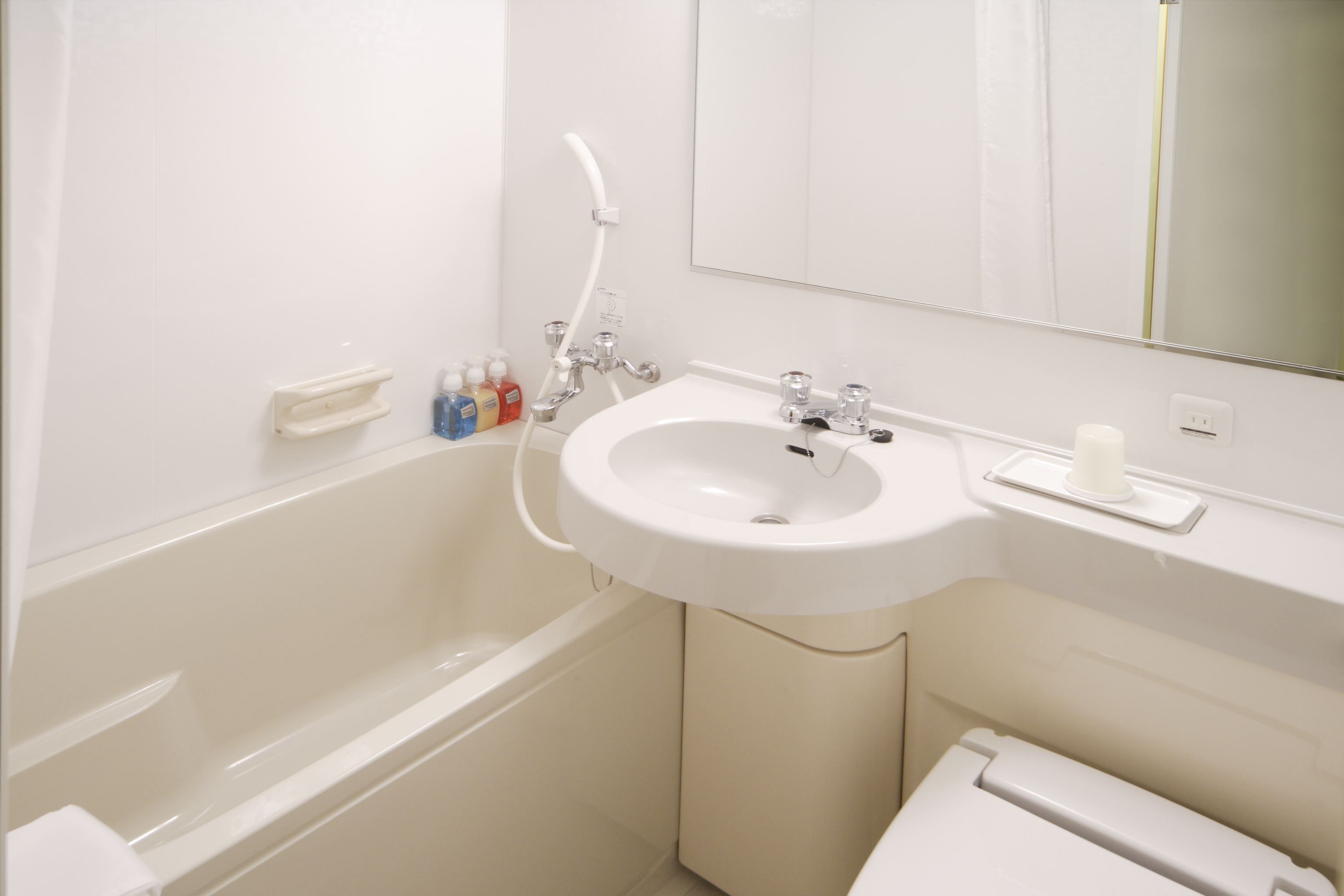 combined shower/bathtub, free toiletries, hair dryer, slippers