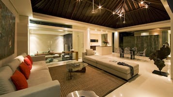 Premium Villa, 2 Bedrooms, Private Pool with Daily Afternoon Tea | Área de estar | TV de tela plana 43 polegadas com canais a cabo, smart TV, Netflix
