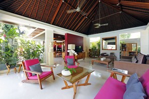 43-inch flat-screen TV with cable channels, Smart TV, Netflix - Chandra Bali Villas (Seminyak)