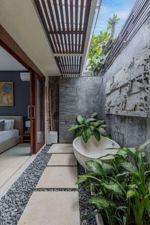 Villa, 3 Bedrooms, Private Pool with Daily Afternoon Tea | 浴室 | 独立的浴缸和淋浴、大花洒淋浴喷头、免费洗浴用品、吹风机
