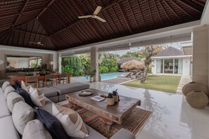 Premium Villa, 3 Bedrooms, Private Pool with Daily Afternoon Tea | 起居区 | 43-英寸纯平电视（配备有线频道）、智能电视、Netflix