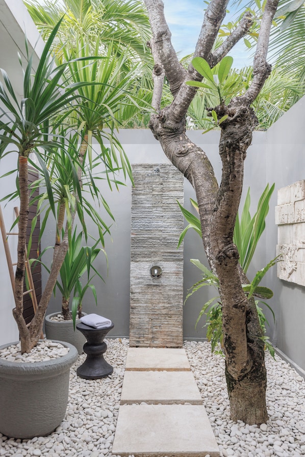 Premium Villa, 3 Bedrooms, Private Pool with Daily Afternoon Tea | 浴室 | 独立的浴缸和淋浴、大花洒淋浴喷头、免费洗浴用品、吹风机