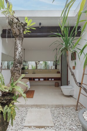 Premium Villa, 3 Bedrooms, Private Pool with Daily Afternoon Tea | 욕실 | 별도의 욕조 및 샤워 시설, 레인폴 샤워기, 무료 세면용품, 헤어드라이어