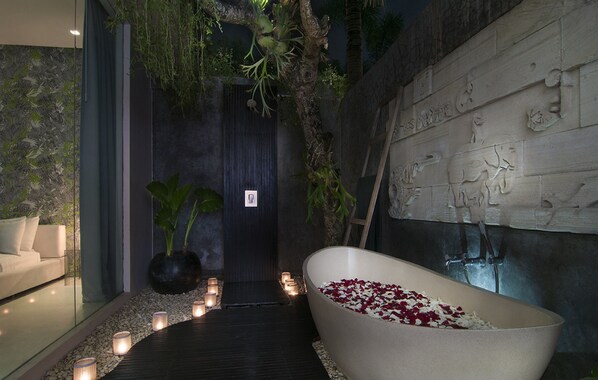 Deep-soaking bathtub - Chandra Bali Villas (Seminyak)