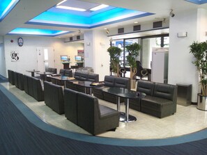 Lobby sitting area - Tokyo Business Hotel (Tokyo)