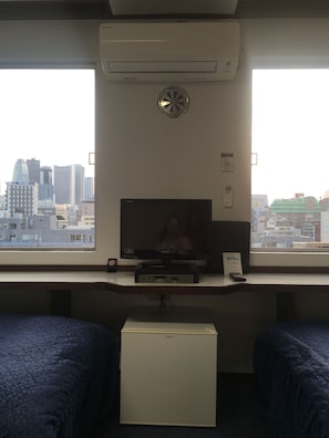Down comforters, desk, blackout drapes, iron/ironing board - Tokyo Business Hotel (Tokyo)