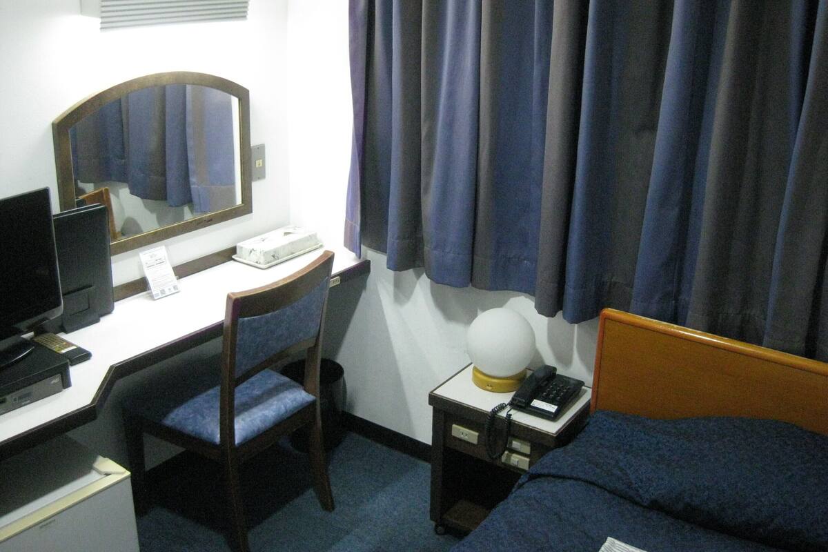 基础单人房, 1 张单人床 | 羽绒被、办公桌、遮光窗帘、熨斗/熨板