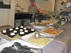 Daily buffet breakfast for a fee - Tokyo Business Hotel (Tokyo)
