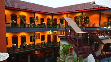 Vista frontal de la propiedad