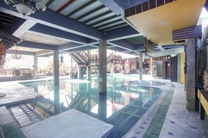 Una piscina al aire libre
