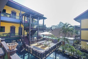 Breakfast, lunch served; Thai cuisine, pool views 