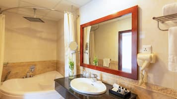 Studio Suite Junior | Kamar mandi | Perlengkapan mandi gratis, pengering rambut, jubah mandi, dan sandal