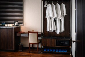 Suite estudio junior | Minibar, caja fuerte, escritorio y wifi gratis