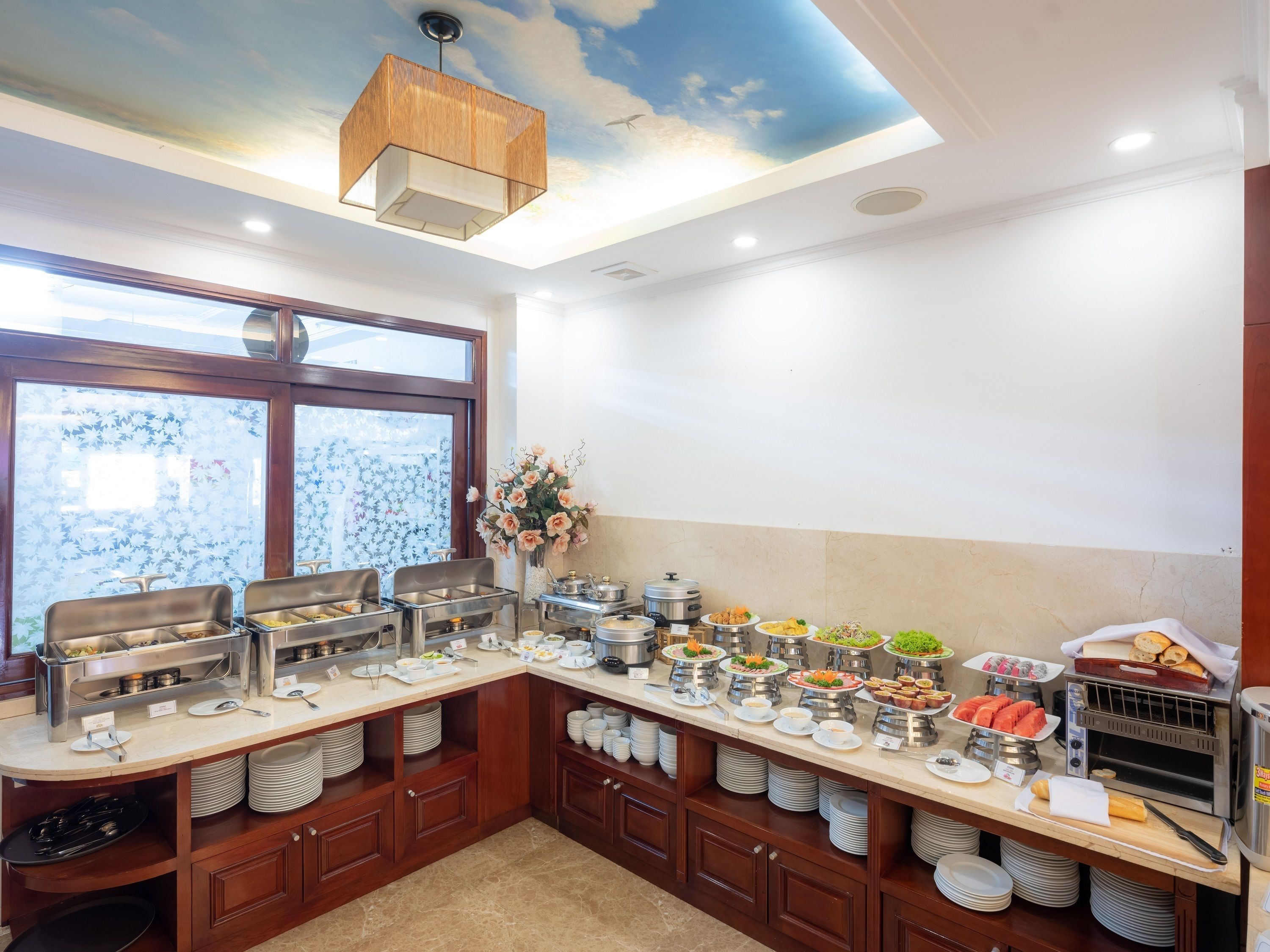 breakfast, lunch and dinner served