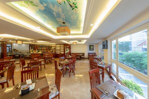 Petit déjeuner, déjeuner et dîner servis sur place