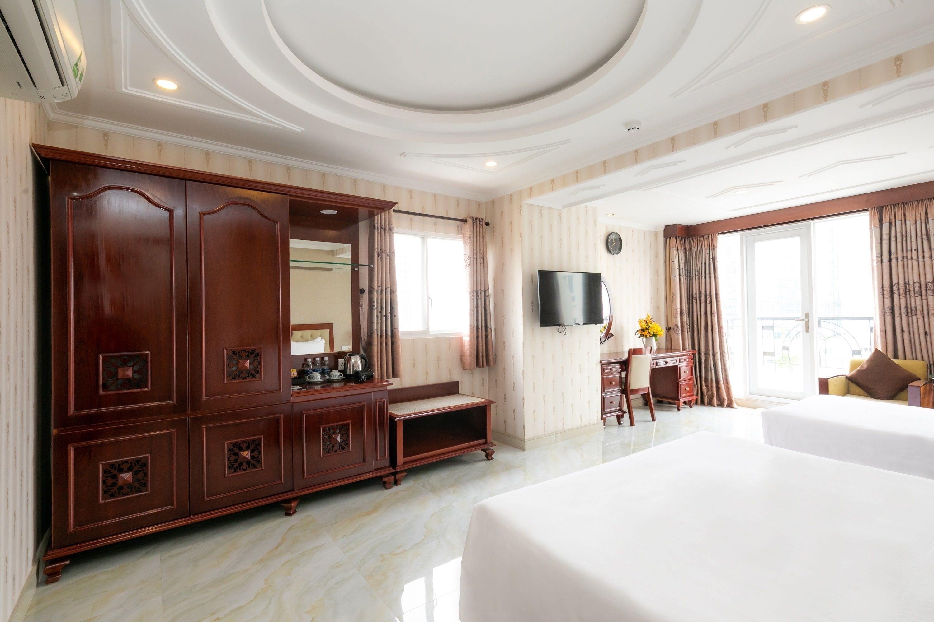 junior studio suite | minibar, in-room safe, free wifi, bed sheets