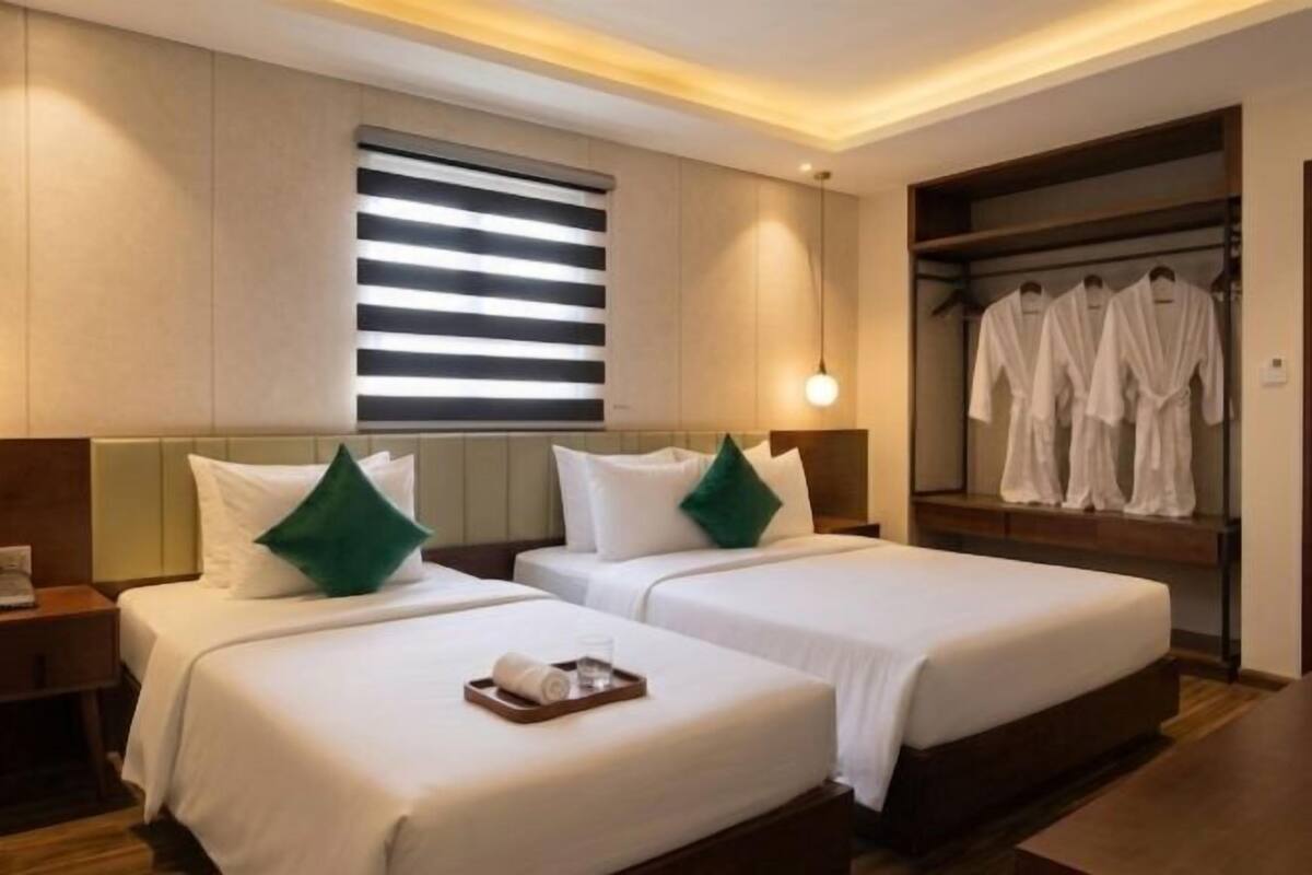 Bộ đồ giường cao cấp, minibar, két bảo mật tại phòng, bàn 