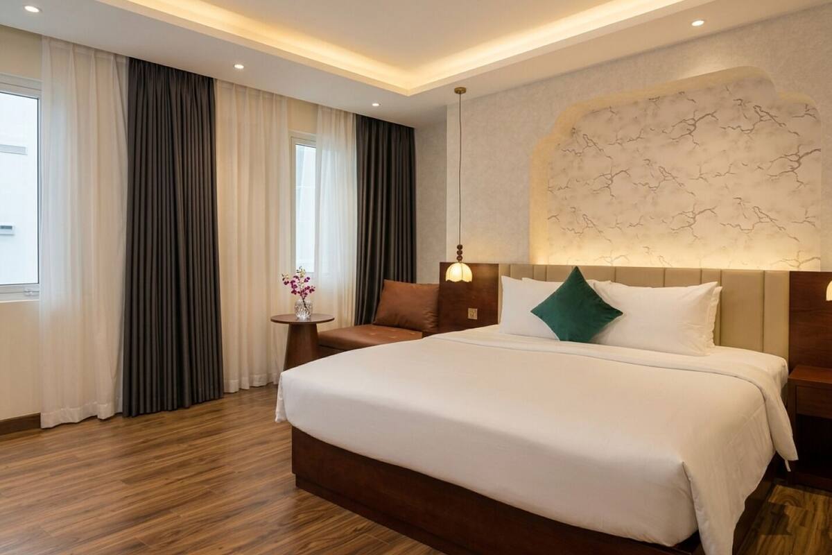 Phòng đôi Deluxe (Window) | Bộ đồ giường cao cấp, minibar, két bảo mật tại phòng, bàn 