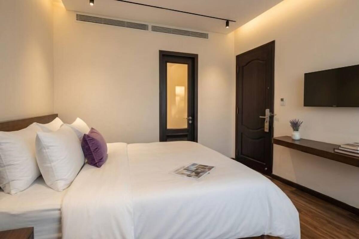 Bộ đồ giường cao cấp, minibar, két bảo mật tại phòng, bàn 