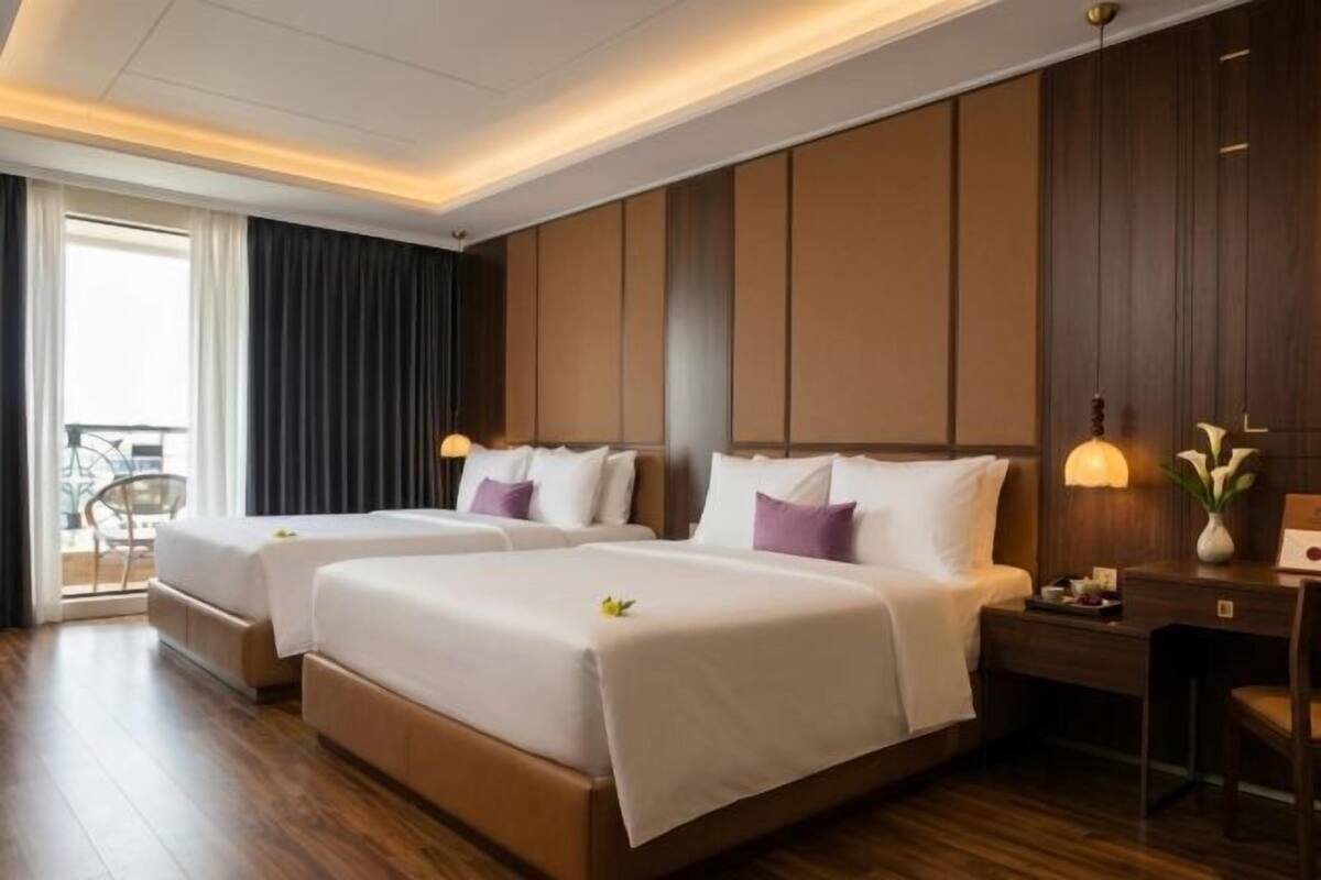 Bộ đồ giường cao cấp, minibar, két bảo mật tại phòng, bàn 