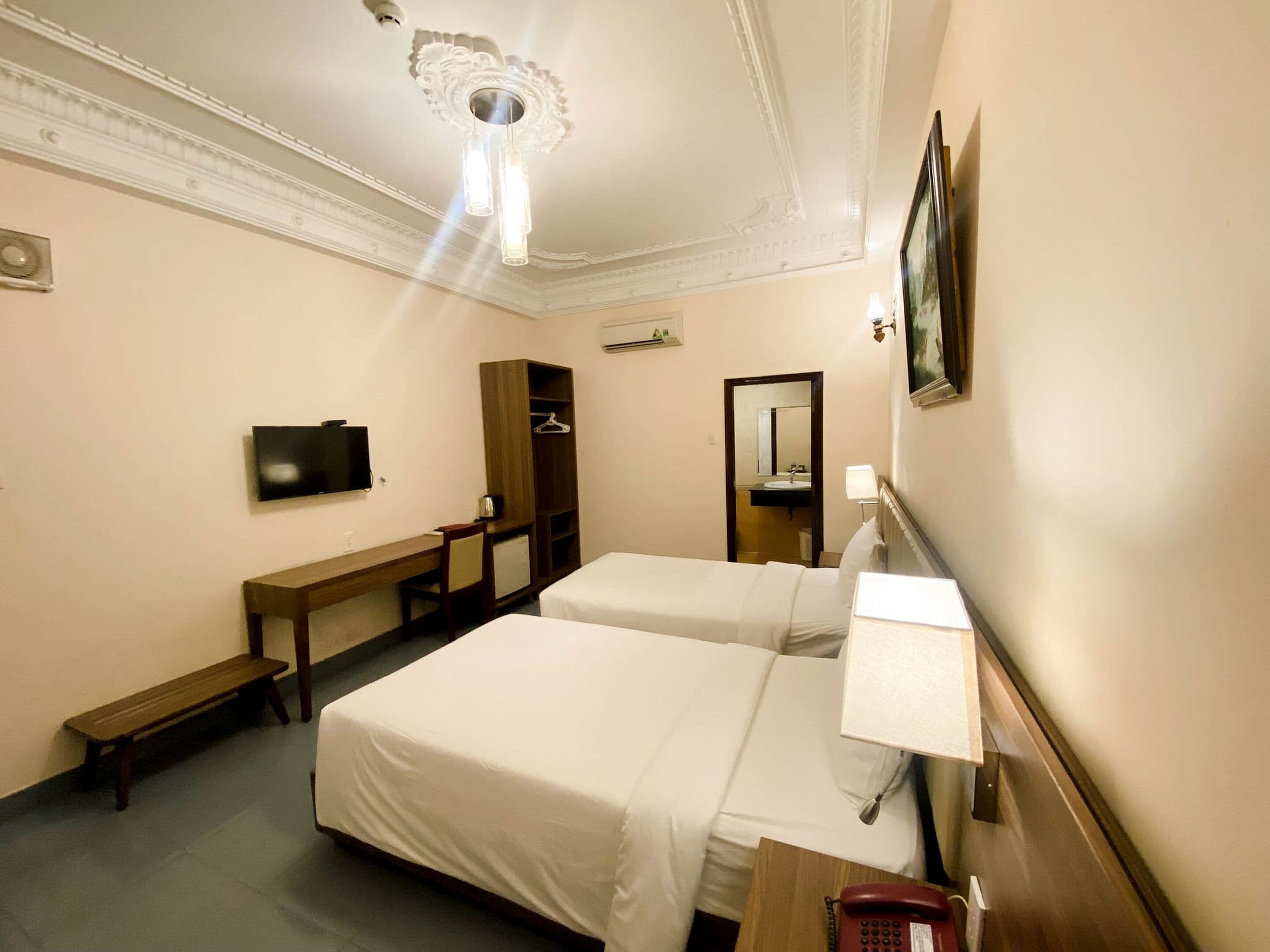 superior twin room (without window) | minibar, in-room safe, free wifi, bed sheets