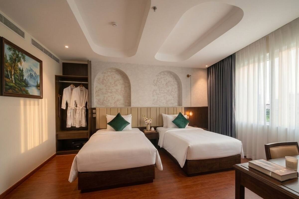 Phòng 2 giường đơn Deluxe (Window) | Bộ đồ giường cao cấp, minibar, két bảo mật tại phòng, bàn 