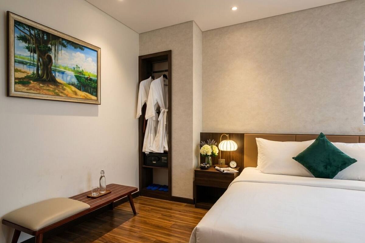 Phòng đôi Superior (Window) | Bộ đồ giường cao cấp, minibar, két bảo mật tại phòng, bàn 
