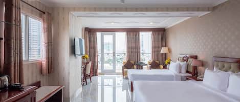 Junior Studio Suite | Minibar, in-room safe, free WiFi, bed sheets