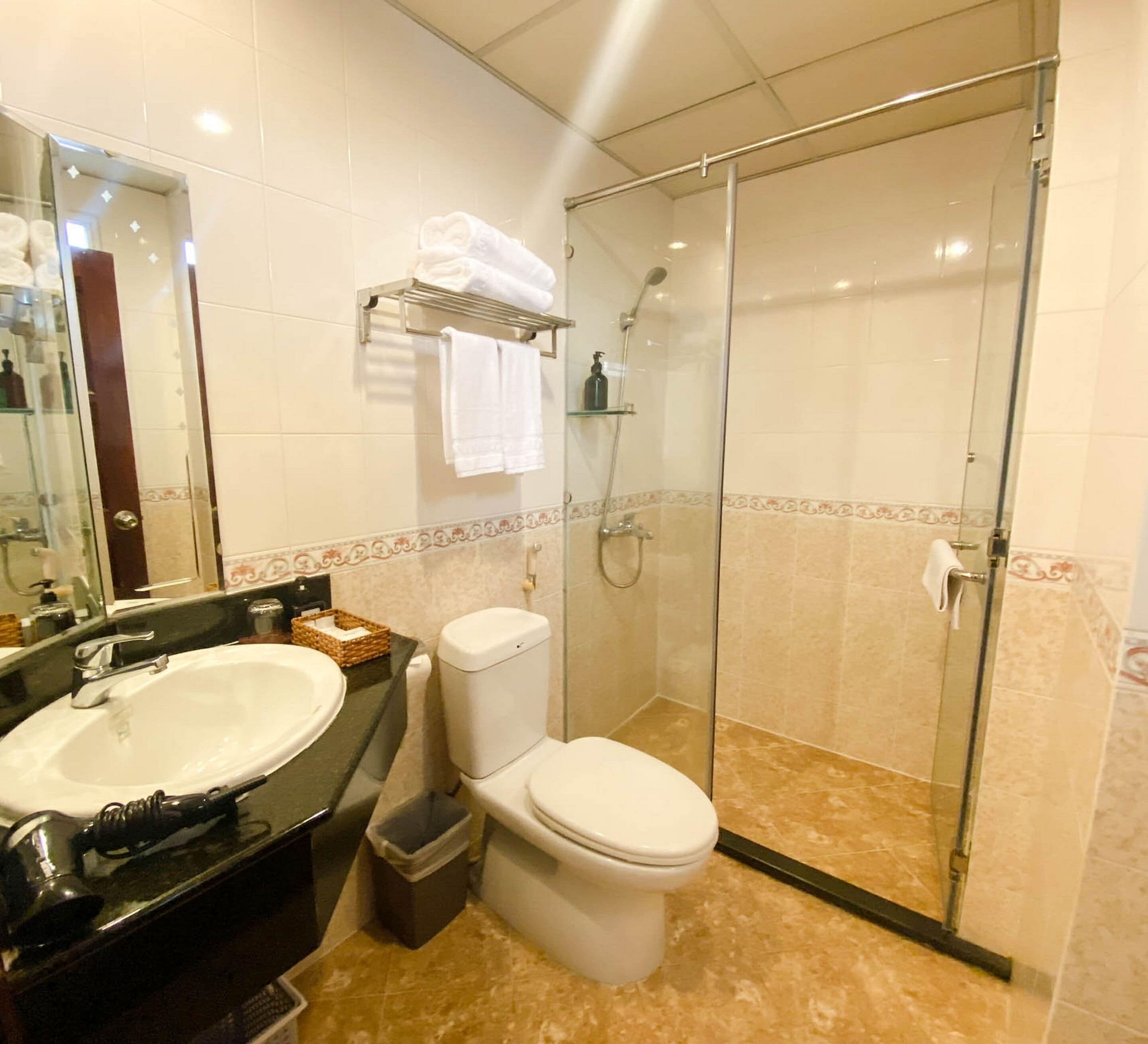 standard double room (window) | bathroom | free toiletries, hair dryer, bathrobes, slippers