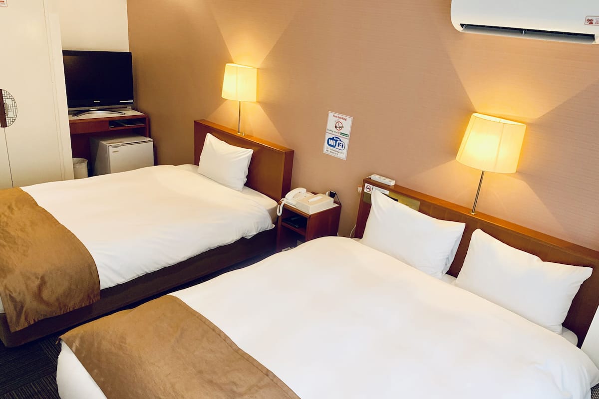 Edredón, camas Select Comfort, escritorio y cortinas blackout