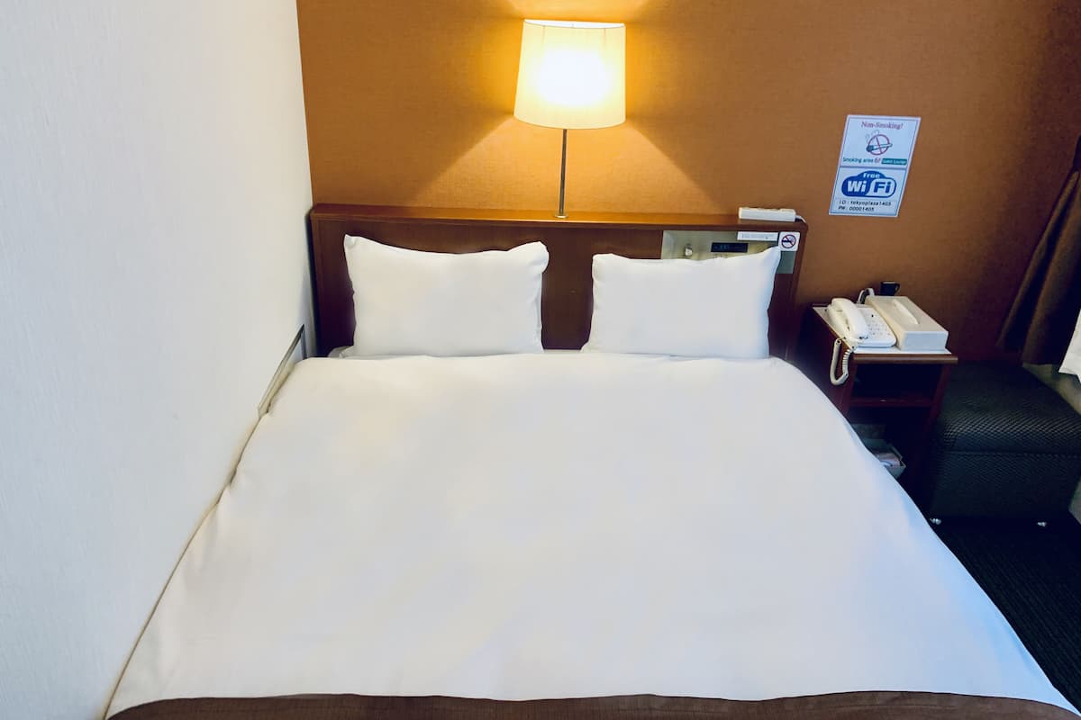 Edredón, camas Select Comfort, escritorio y cortinas blackout