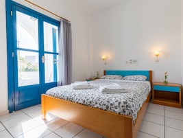 Caja de seguridad en la habitación y tabla de planchar con plancha