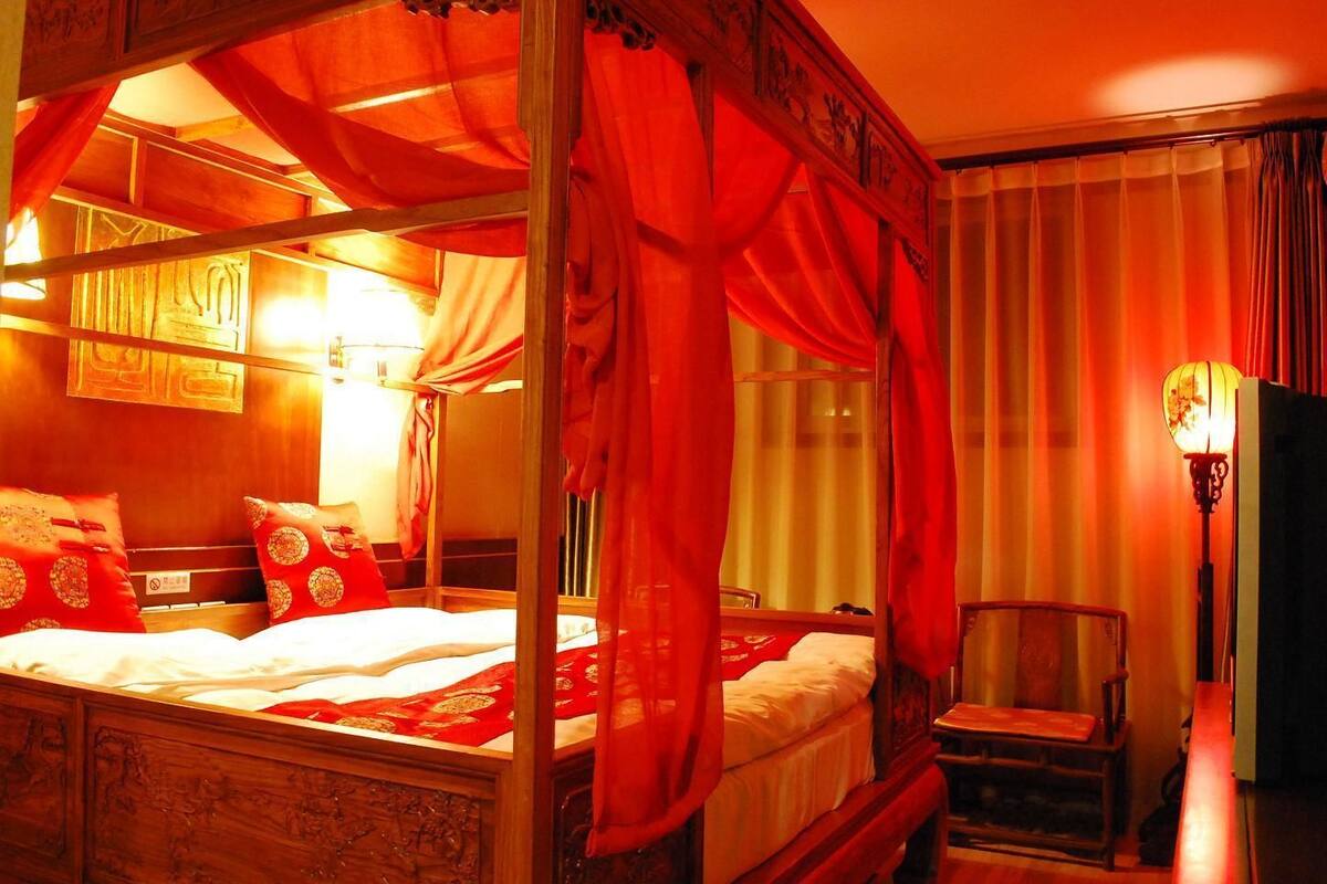 Premium bedding, pillowtop beds, in-room safe, individually decorated