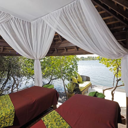 Couples treatment rooms, body treatments, aromatherapy, body scrubs