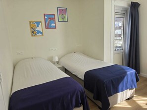 In-room safe, individually decorated, individually furnished, desk - Hotel Breitner (Rotterdam)