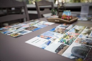 A table with brochures and a placard that reads "Enjoy our city." - Hotel Breitner (Rotterdam)