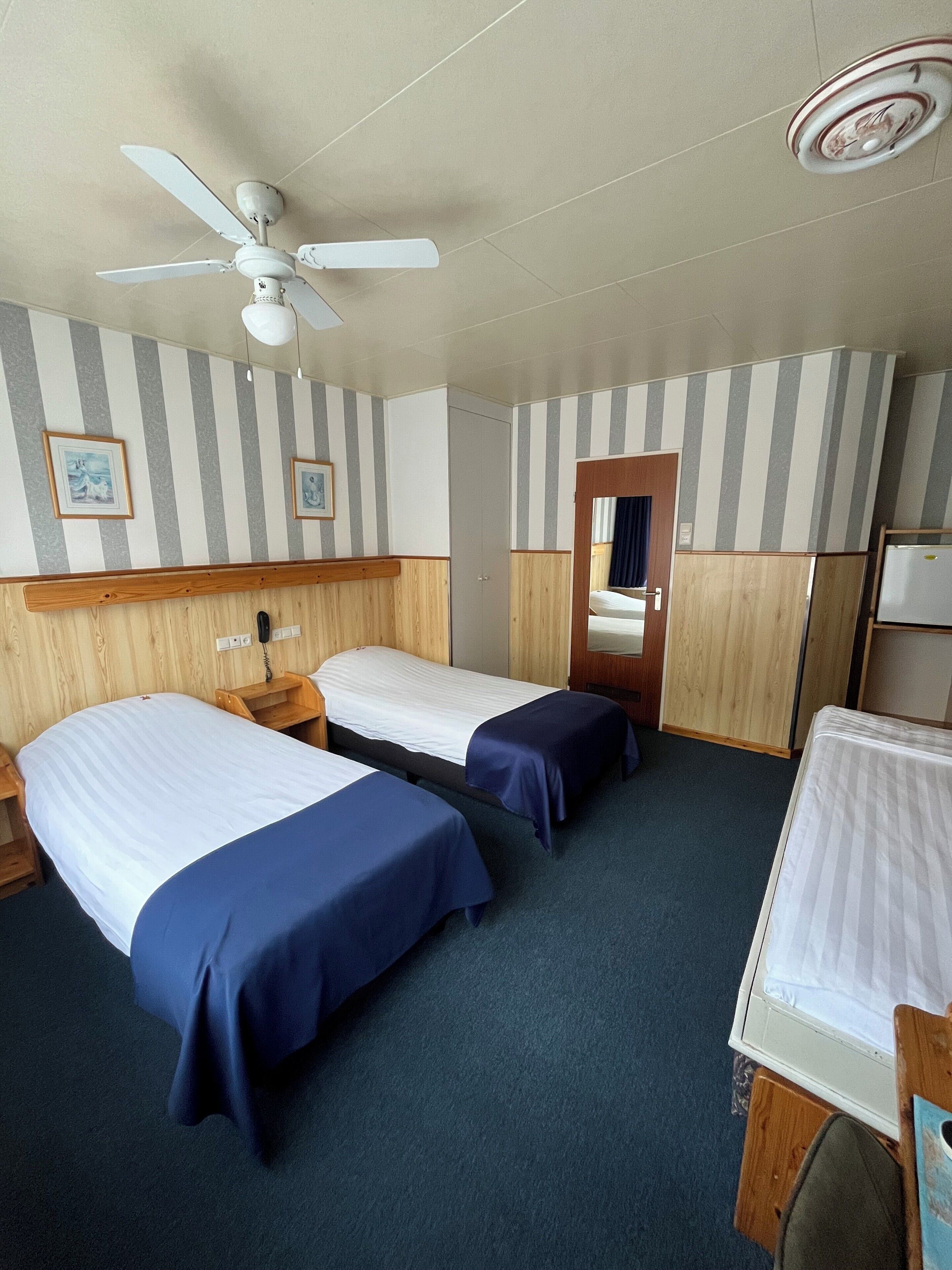 standard triple room | in-room safe, individually decorated, individually furnished, desk