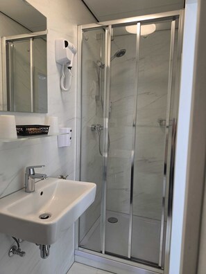 Shower, hair dryer, towels - Hotel Breitner (Rotterdam)
