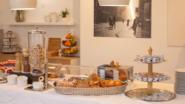 Ein Buffet mit verschiedenen Speisen und einer mehrstöckigen Dessertauslage.