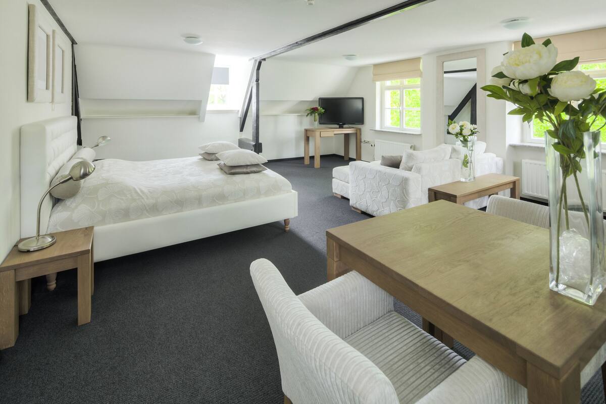 honeymoon suite, jetted tub | down duvets, in-room safe, individually decorated